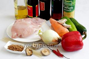 Возьмём куриное филе, лук репчатый, морковь, перец сладкий красный, перец зелёный полугорький, огурец, чеснок, грибы сухие, сахар коричневый, масло растительное, масло кунжутное, устричный соус, соевый соус, имбирь и кленовый сироп.