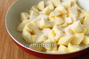 Очистить яблоки 4 штуки от кожуры и нарезать произвольными кубиками. Собрать их на сковороду, посыпать сверху сахаром (5 ст.л.) по вкусу, плотно закрыть крышку и поставить на медленный огонь. Воду не добавляем.