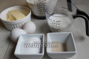 Итак нам понадобятся для теста такие продукты: мука, яйца, масло сливочное, дрожжи, молоко и сахар.
