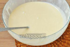 Яйца взбить с сахаром и солью, влить растопленное масло и ввести муку. Получится однородное жидкое тесто.