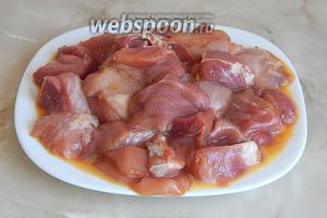 Теперь полностью обмакиваем мясные кусочки в курином яйце, которое предварительно поболтаем вилкой.