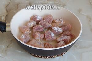 Разогреваем масло в сковороде и обжариваем мясо со всех сторон до румяной корочки на огне выше среднего. Жарим не долго — минут 15.