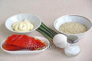 Для приготовления салата нужно взять рис, филе подкопчённого лосося, куриное яйцо, зелёный лук, майонез и соль.