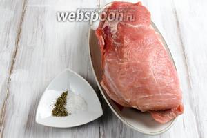 Для кручеников лучше взять свиную мякоть — вырезку, соль, перец свежемолотый. Немного подморозить кусок мяса, чтобы легче было нарезать тонкими пластами.