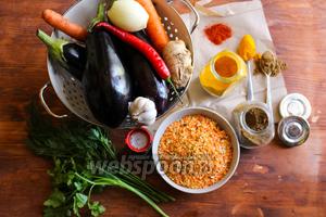 Для приготовления рецепта вам потребуются: молодые крепкие баклажаны, перчик чили, луковица, морковь, корень имбиря, красная чечевица и специи гарам масала и паприки.
