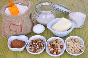 Для коржиков приготовим яйцо, масло, орехи, какао, муку цельнозерновую и пшеничную, разрыхлитель.