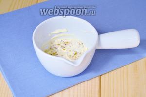 Приготовить соус. На 3 столовые ложки майонеза 1 чайная ложка готовой зернистой горчицы. Перемешать.