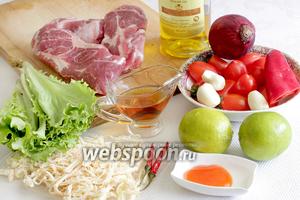 Для тайского салата возьмём мясо говядины или свинины, зелёный салат, масло кунжутное и обычное, лук фиолетовый, помидоры (черри или обычные), чеснок, соус рыбный, соус чили сладкий, кальмары сушёные, перец чили сухой, два маленьких лайма.