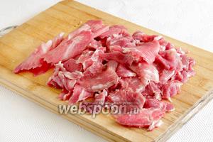 Мясо подморозить и нарезать очень тонкими пластинками, почти прозрачными. У меня они ещё и мелкие получились.