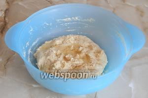Замешиваем тесто, к которому подливаем растительное масло.