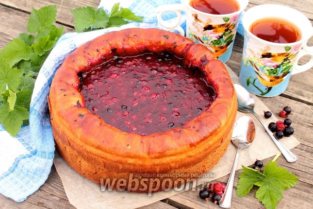 Фото Пирог с чёрной и красной смородиной