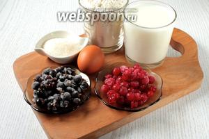 Для приготовления пирога нам понадобятся молоко, мука пшеничная, сахар, яйцо куриное, масло сливочное, сухие дрожжи, крахмал и смородина красная и чёрная.