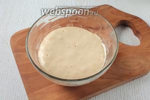 Молоко подогреть. Смешать с мукой, щепоткой сахара и дрожжами. Оставить в тёплом месте на 20 минут.