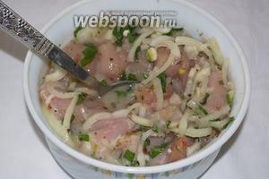 Все залить вином так, чтобы мясо на 4-5 см выглядывало над уровнем жидкости. Перемешайте. Добавьте специи, но не соль. Снова перемешайте. Маринуем мясо без соли 30 минут при комнатной температуре.