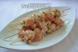 На каждую палочку нанизывать мясо по несколько кусочков. Лук нанизывать не надо. Его можно обжарить отдельно и подать с мясом в финале.