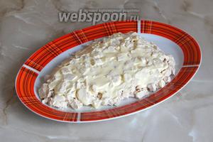 Каждый слой нужно смазать майонезом (ну не кидайте в меня тапками — это очень вкусно и иногда можно). Курицу промазываем очень щедро, так как грудка — это самое сухое куриное мясо.