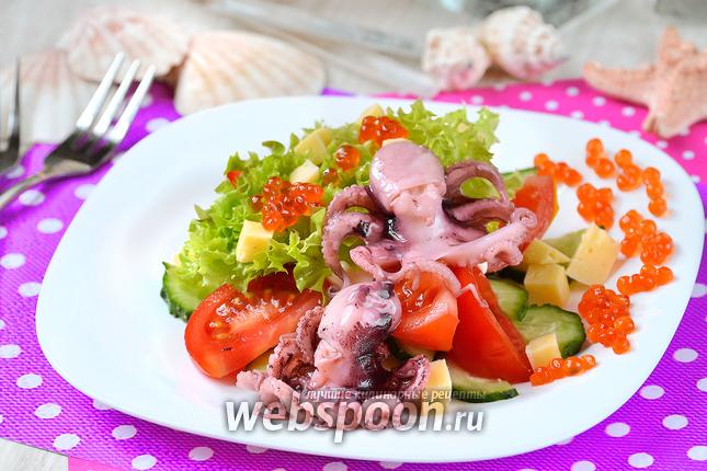 Фото Праздничный салат с осьминогами и икрой