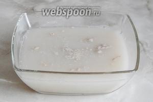 В тёплой (приятной для кожи, но не горячей) кипячёной воде разводим сахарный песок и добавляем туда дрожжи. Прессованные нужно растворить и поболтать. Оставляем всё в тёплом месте на 15 минут, чтобы дрожжи начали работать. Поднялась шапочка, образовались пузырьки — дрожжи готовы к дальнейшей работе.