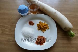 Нам потребуются дайкон, винный уксус, сахар, соль, шафран, паприка и куркума, острый перчик чили.