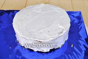 Промазать шоколадные коржи и выровнять бока кремом. Это будет мордочка «зайчика». Поставить в холодильник.