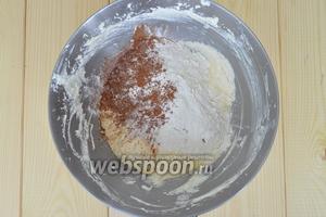 Частями всыпать в смесь муку с какао и вливать тёплое молоко перемешивая, затем опять часть мучной смеси и молока, перемешать. Завершить мучной смесью.