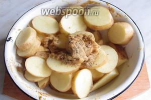 Картошку промыть и порезать произвольно, лучше потоньше, так как курица приготовится раньше картошки и придется её запекать дополнительно без курицы, либо предварительно её отварить в мундире, так же порезать, смешать с солью, приправой и горчицей.
