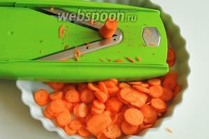 Морковь очистим от кожуры и нашинкуем пластинками толщиной около 3 мм прямо в форму для запекания.