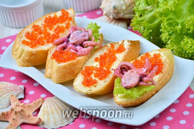 Фото Бутерброды с осьминогами и красной икрой