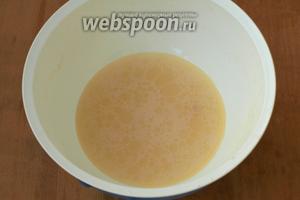 В глубокую миску влить тёплую воду,всыпать дрожжи, 50 г сахара и соль. Добавить подсолнечное масло и перемешать.