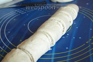 Свернуть тесто рулетом и разрезать на 6 частей. Тоже самое проделать со второй частью теста. Немного кокосовой смеси оставить для верха.