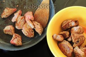 Нарезанное на кусочки средней величины мясо обжариваем в горячем масле — 1 ст. л., на самом большом огне, по порциям около 1 минуты. Вынимаем из сковороды.
