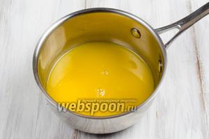 Сок цитрусовых смешать с сахаром. Поставить на медленный огонь. Варить, помешивая до растворения сахара.