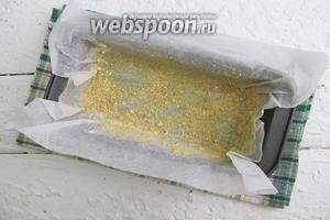 Так как у меня не оказалось подходящей формы для запеканки, пришлось воспользоваться такой. Пергамент смазываем сливочным маслом и посыпаем панировочными сухарями.