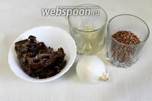 Для приготовления гречки по-монастырски взять гречневую крупу, грибы, растительное масло, лук и соль.