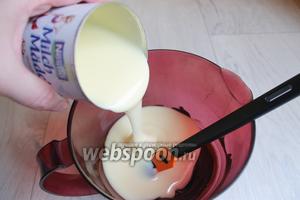 Смешиваем теперь сгущёнку с шоколадом. По рецепту нужно было прогреть сгущёнку вместе с шоколадом, но мне показалось так будет проще.