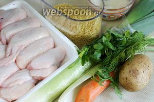 Для приготовления супа взять куриные крылья, картофель, морковь, сельдерей, вермишель, жир, зелень, лавровый лист.