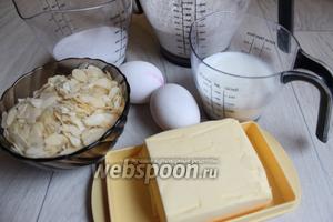 Берём такие продукты — муку, яйца, миндальные лепестки, масло сливочное, кефир, сахар, сливки и мёд.