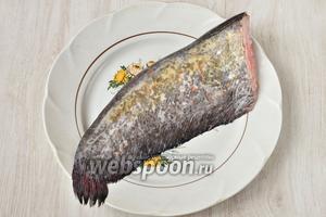 Я сразу купила целого сома, чтобы приготовить сразу несколько блюд. Для того, чтобы приготовить шашлык, взяла хвост сома. Всего рыба весила 5 кг. Можно взять 1-2 килограмма.