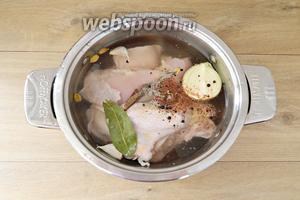 Затем складываем мясо в кастрюлю, добавляем очищенные лук, чеснок и все перечисленные пряности, заливаем водой.