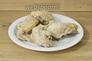 Готовое мясо вынимаем из бульона и оставляем отдыхать на 10 минут. Куриный бульон процеживаем.