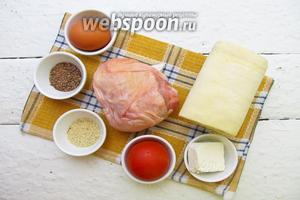Для приготовления слоек возьмём тесто слоёное дрожжевое, куриное филе, брынзу, помидоры, желток куриный, семена льна и кунжута.
