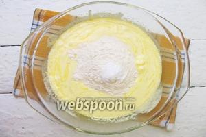 Частями вводим просеянную пшеничную муку, предварительно смешанную с разрыхлителем. Получается очень густая масса. Перемешиваем ложкой до однородной консистенции. Добавляем ванильный сахар.
