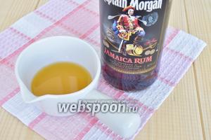 Для пропитки ром смешать с соком и пропитать коржи. Если готовите детям замените ром на сироп, можно взять сироп от домашнего варенья.