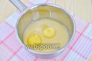 Сгущённое молоко смешать с яйцами и поставить на паровую баню, нагревать при непрерывном помешивании до загустения массы.