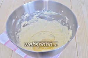 Масло взбить до пышного состояния и частями добавлять заварную основу, не прекращая взбивать.