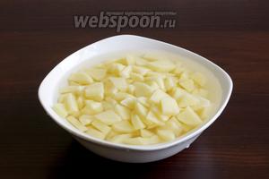 Молодой картофель очистить и нарезать мелкими кубиками. Я часто заливаю его водой и промываю от лишнего крахмала. Но это по желанию, конечно.