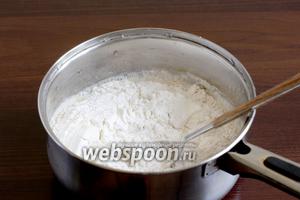 Влить половину молока и всыпать муку — 2 ст. ложки амарантовой и 4 ст. ложки пшеничной. Ложки набирать без высокой горки.
