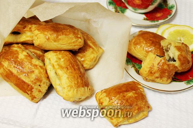 Фото Слоёные пирожки с курицей и грибами