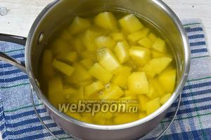 Картофель очистить и порезать кубиком. В кастрюле соединить кипящий бульон и картофель. Готовить 15 минут.