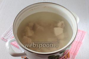 Мякоть свинины нарезать кусочками, залить водой, довести до кипения и снять пену. На небольшом огне варить до готовности мяса.